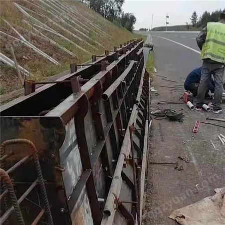 混凝土防撞墙钢模板 高速公路公路防撞墙模具 市场报价